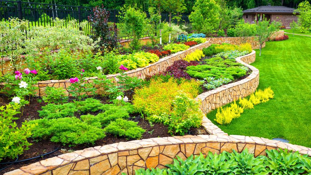Landscaping Around Raised Garden Beds: Transform Your Backyard Into a Stunning Retreat